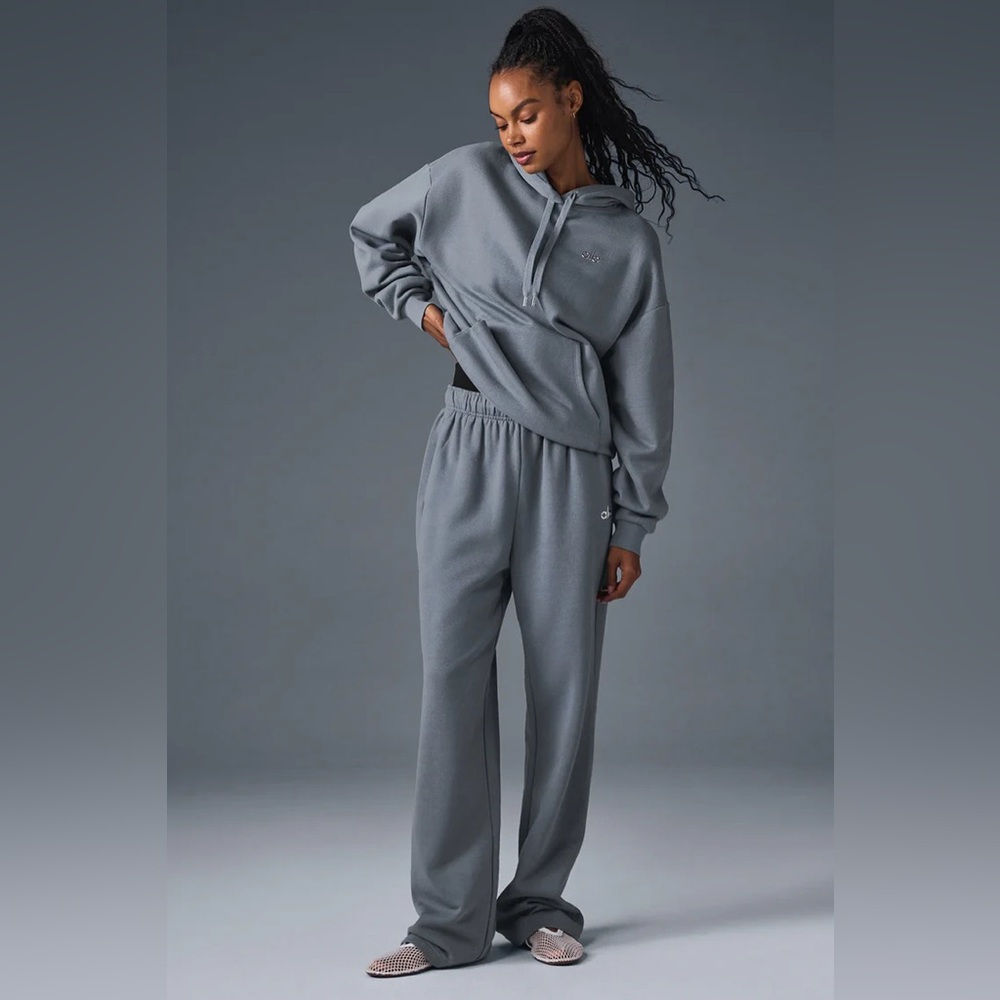 ALO YOGA | Accolade Straight Leg Sweatpant in Steel Grey - Picture 4 of 5
